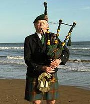 D Day bagpiper dies